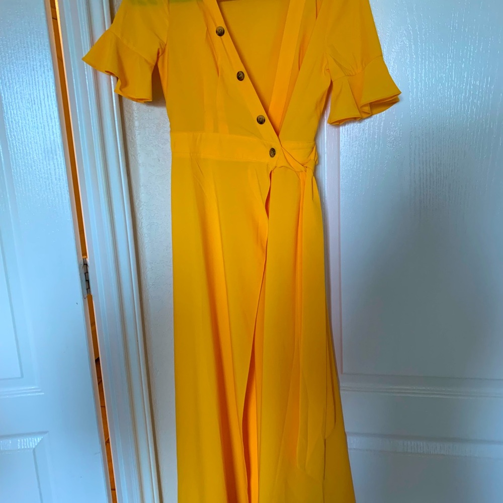 Very nice dress for the day , ir crosses the front is very sexy.